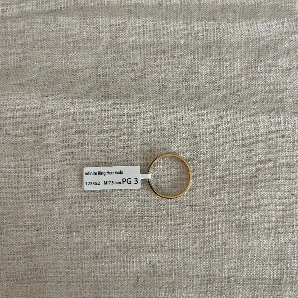 Säljer nu en slutsåld, helt oanvänd ring från Edblad ”infinite ring hers gold” då jag tyvärr beställde fel storlek. Kollar intresset här innan jag skickar tillbaka. Säljer för originalpris. Ringen är i storlek M och är 17.5mm. Accessoarer.