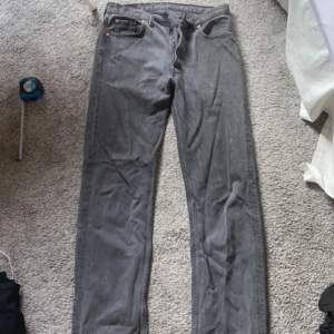 Grå Levis jeans 501. Jätte bra skick säljs inte längre i butik. W34 L34 Sitter som S/M