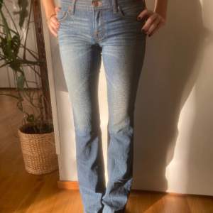 Oanvända bootcut jeans från J brand . Säljer då de är för långa. Orginalpriset ligger runt 900kr. Priset kan diskuteras💞 Kom privat för mått!   Storlek 34 men sitter bra på 36 också. 