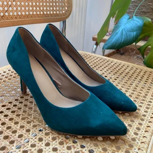 Gröna sammetsklackar  - Dessa är sååå fina men tyvärr för små för mig. Klackar i grön sammet storlek 36, säljs i befintligt skick se bilder! 