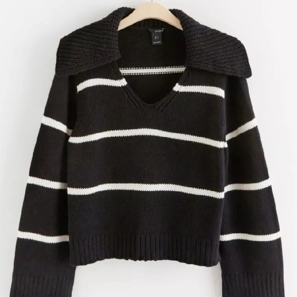 Randig stickad tröja med krage