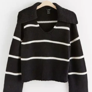 Randig stickad tröja med krage  - Jättefin stickad tröja i storlek S, säljer då den tyvärr är för liten för mig💞 den är i fint skick, använd 1-2ggr