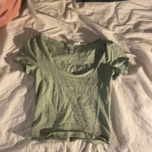 Grön kortärmad tröja - Bra skick och fin färg. Säljer för passar ej bra i grönt, bilderna på är gammla(sommaren 2023) 