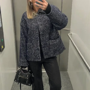 Jacka Monki  - Jacka från Monki, endast använd 1-2 gånger! Nypris 599kr, första bilden är lånad 💗