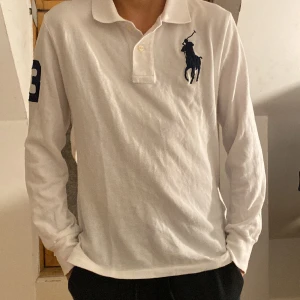 Ralph floren piké  - Jag säljer en Ralph floren piké då den är för liten för mig. Det är en gammal modell då den inte går att få tag i. Köpt för 1000. Vid frågor eller mer bilder kontakta mig!