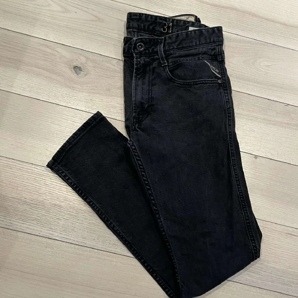 Svarta Replay Jenas i bra skick Modell Anbass . Jeans & Byxor.