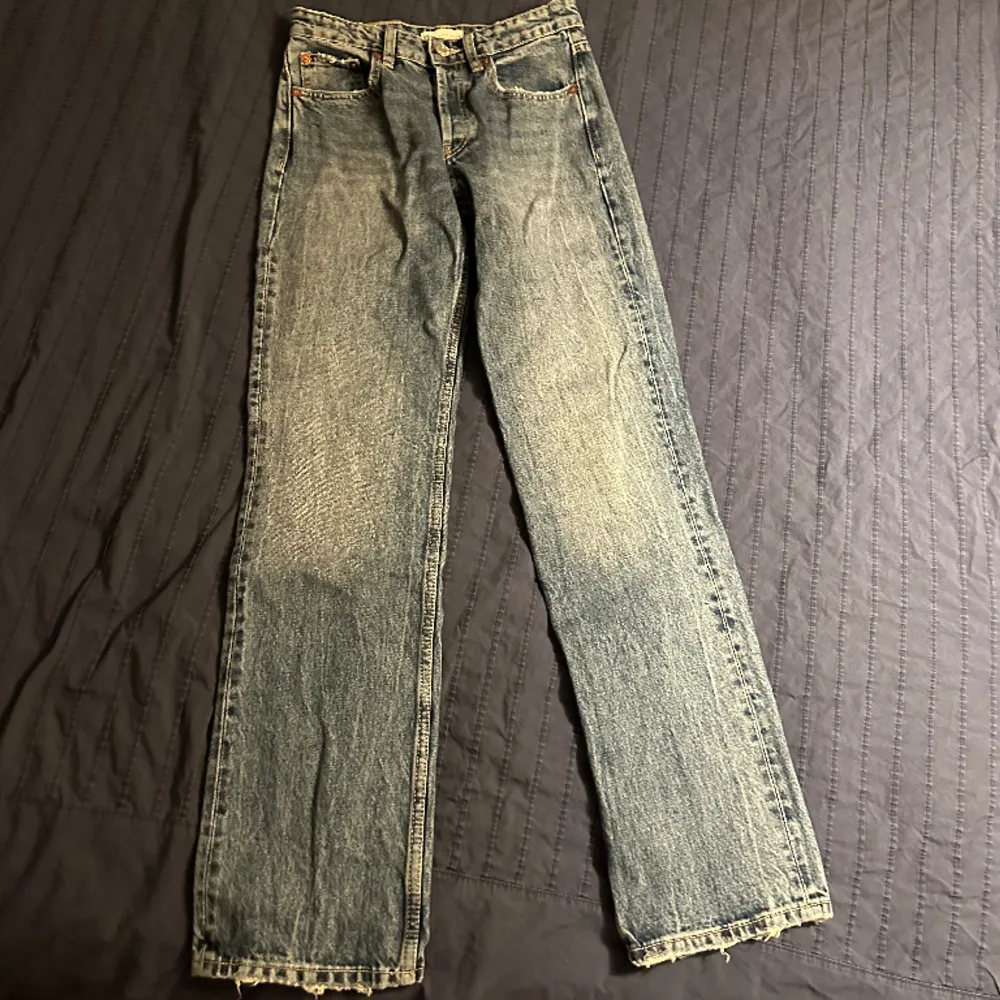 Midwaist raka jeans från zara i strl 34. Jeans & Byxor.