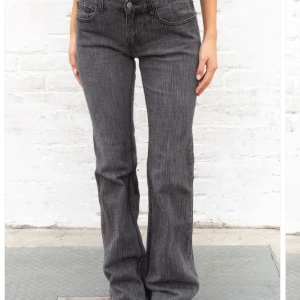 Brandy Melville Jeans - Fina par jeans som inte passar mig längre så nu får dom ett nytt hem. Size 6 så ungefär 36 tror jag.