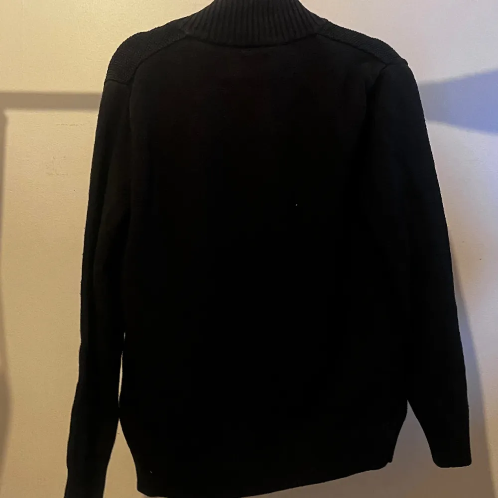 En svart tröja med hel zip i bra skick. Tröjor & Koftor.