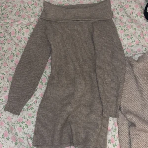 Off-Shoulder Dress🤍 - Ljus grå stickad klänning🤍(den är ljusare i bättre ljus👍) den har använts ungefär 2 gånger och är lite nopprig/luddig på vissa ställen men inget man märker mycket:)  
