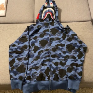 Bape zip up  - Nästan helt oanvänd, perfekt skick. Storlek L. Den sitter lite stort på mig 
