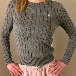 Ralph Laruen  - Super gullig basic Ralph Laruen stickad tröja🩷 knappt använd passar dunder till allt, man kan både klä ner den och klå upp den🩷🩷😻