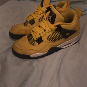 Jordan 4 lightnings - Säljer ett par använda Jordan 4 lightnings i lite användt skick ända som syns är lite smutts där framme och crease i hälen, *äkta* har låda med!! De är bara skriva för mer bilder och annat!