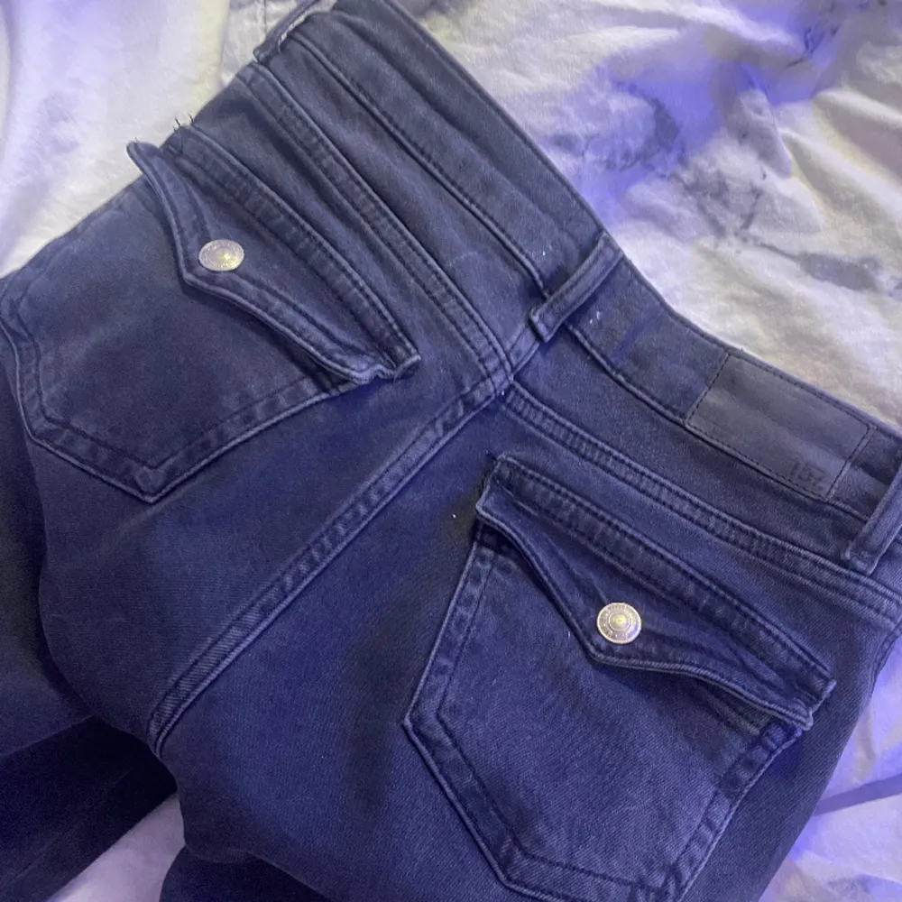Lager 157 jeans i storlek xs skulle säga dom är som 34-36 i storlek köptes för 400 säljer för 240 är i nyskick 💕. Jeans & Byxor.