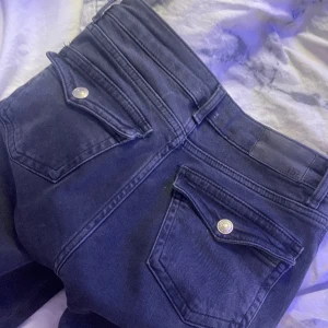 Jeans med fickor - Lager 157 jeans i storlek xs skulle säga dom är som 34-36 i storlek köptes för 400 säljer för 240 är i nyskick 💕