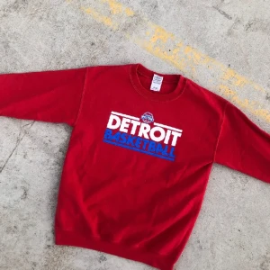 College tröja - College tröja med trycket Detroit Basketball. En av mina favorittröjor, men tyvärr lite liten