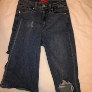 Mid waist jeans med hål från guess - Guess jeans med hål och logga på ena bakfickan