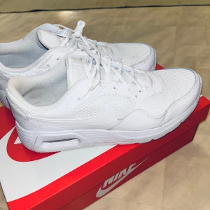 Nike air Max  - Säljer helt nya Nike Airmax Storlek .39. Nypris 1399. Fel storlek så måste sälja dom: säljer dom för 650. Endast seriösa köpare!