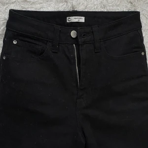 Ny cubus byxor utan prislapp - Hel ny svarta Cubus byxor som passar både bra för killar och tjejer☺️  Eftersom var den en julklapp passade tyvärr ej med storleken:( Originalpriset:600kr