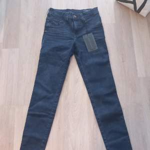 Mörkblå slim jeans från diesel. Köpt från nk. Byxorna är stora i storlekarna och enligt mig är storleken 164-170. Jag har två par men man kan se på lappen att det inte är samma byxor. Riktigt snygga jeans. Köpta för 1199. Pris kan diskuteras.