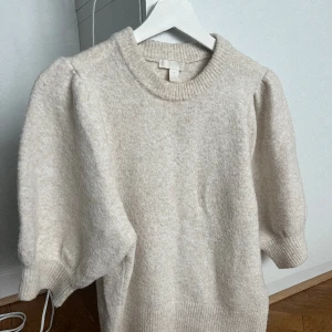 Beige stickad tröja - Beige stickad tröja ifrån hm i storlek M men är liten i storleken så passar en person som har S.