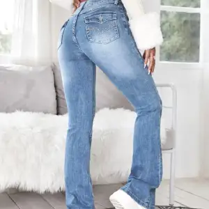Blåa jeans som sitter super bra och är jätte söta, lite mer blåa påriktigt men fortfarande super fina. Storlek M men passar nog S oxå. Ordinarie pris 260 kr nu säljs för 210. Du betalar frakt, ingen retur.