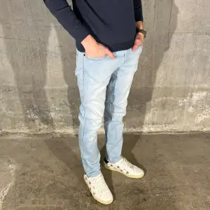 Replay anbass jeans i färgen blå. Storlek 30 och modellen på bilden är 178 cm. Fint skick, köp för endast 499kr 