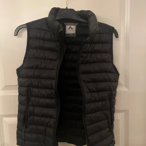 Svart mckinley väst - Säljs då den inte passar mig i storlek