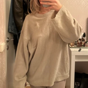 Stickad tröja  - Beige stickad tröja från lager 157. Knappt använd storlek M 