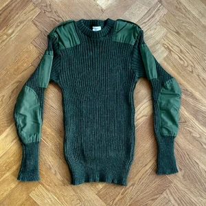 Militär tröja stickad - Superfin militärtröja. Väldigt anpassningsbar i materialet. Storlek 40. 