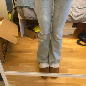 Asballa bootcut jeans med låg midja 🥰 - Asballa blekta jeans med hål och coola bakfickor🥰mått: innerbenslängd:79cm midjemått:38cm(rakt över)🥰