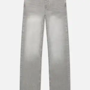 Ett par montén jeans storlek 30/30 i färgen grå, använda ett fåtal gånger💯Skick 7/10 har ett rött sträck där bältet ska vara så inget stort (skriv för bild) Nypris: 1200kr Jag kickar igång budgivningen på 999kr🤝 Hör av dig vid minsta fråga eller  🤗