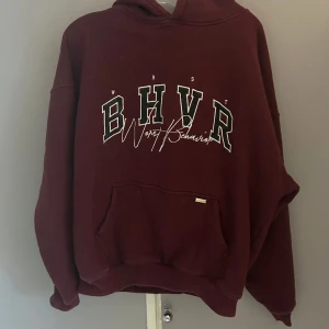 WRSTBHVR hoodie - Säljer en oversize WRSTBHVR hoodie i färgen vinröd. Den är i storlek s, men passar även större storlekar då den är väldigt stor i storleken. Den är knappt använd och säljer den då jag inte använder den. Köpte denna för runt 900kr och säljer för 150kr