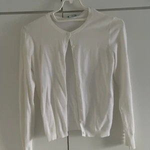 Kofta med knappar - Vit kofta med knappar, oanvänd med lappen kvar. 