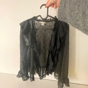 Blus - Jättefin blus från hm som är använd ett fåtal gånger. Skriv för fler bilder eller mer information. 