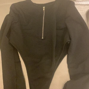 Body med slits - Svart body med slits från Shein. Använd ett par ggr. Storlek S men borde kunna passa på personer med storlek M. 