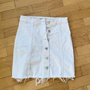 Vit jeanskjol med knappar - Vit jeanskjol med silverknappar, knappt använd. 