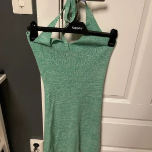 Grön sommar klänning - Säljer min fina sommar klänning från bikbok som inte kommit till användning. Den är öppen i ryggen och väldigt fin. Säljer den för 350 + frakt💗