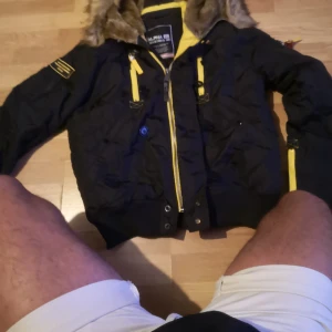 Alpha industries Jacka  - Vill sälja den jackan jag har för jag har fått den av en galen ex brud så jag får rysningar av jackan och vill bli av med den. Jackan har jag kanske har jag tyvärr haft på mig max 2 gånger. Kom gärna med ett bud! Storlek L passar nog både herr o dam 