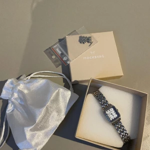 Mockberg klocka  - Så fin mockberg klocka, alla extra länkar finns med! Nypris: 1899❤️