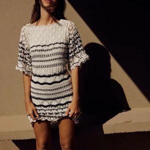 Stickad klänning - Köpt på Zara, använd 2 gånger så i nyskick. Jag är 172cm lång och har XS/S Passar XS-M 🤍🤍