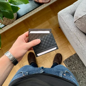 Gucci Korthållare - Säljer dessa sköna korthållare från Gucci. Finns i svart, navy & brunt. Aldrig använda, nypris 4k. 