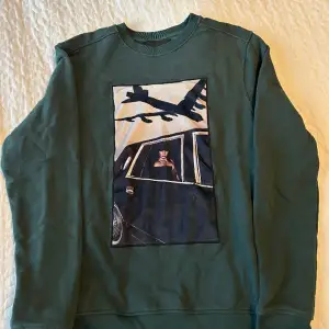 Säljer en mörkgrön limitato sweatshirt som nästan aldrig är använd, storlek M. Hör av dig för fler bilder! 