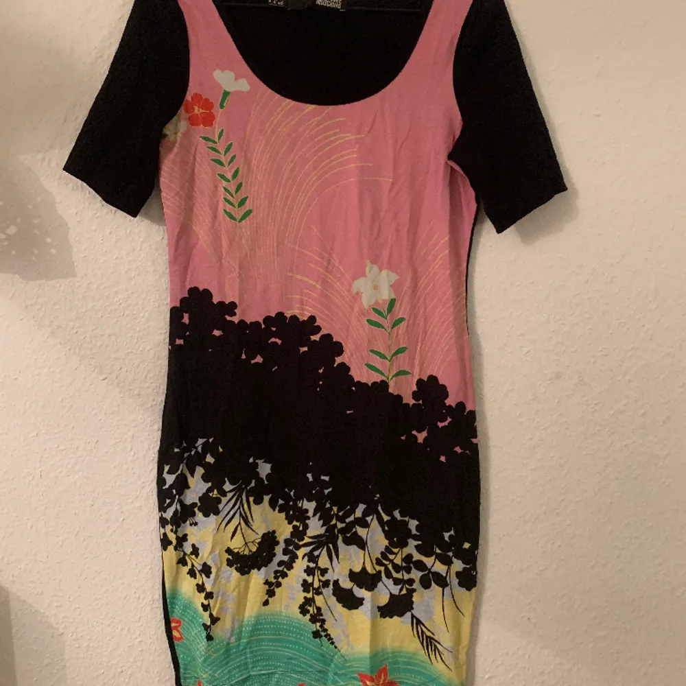 Casual cotton dress from Moschino. Patterned front, black back. New, never worn. Beautiful and fun. . Klänningar.