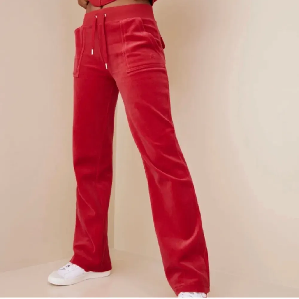 Röda juicy couture byxor i storlek xs skriv pm för bilder ❤️. Jeans & Byxor.