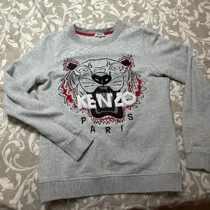 Säljer min tjejs Kenzo Paris Sweatshirt. Gott skick. Inte mycket använd. Storlek XS. DAM Skriv för fler bilder. Kan fraktas.