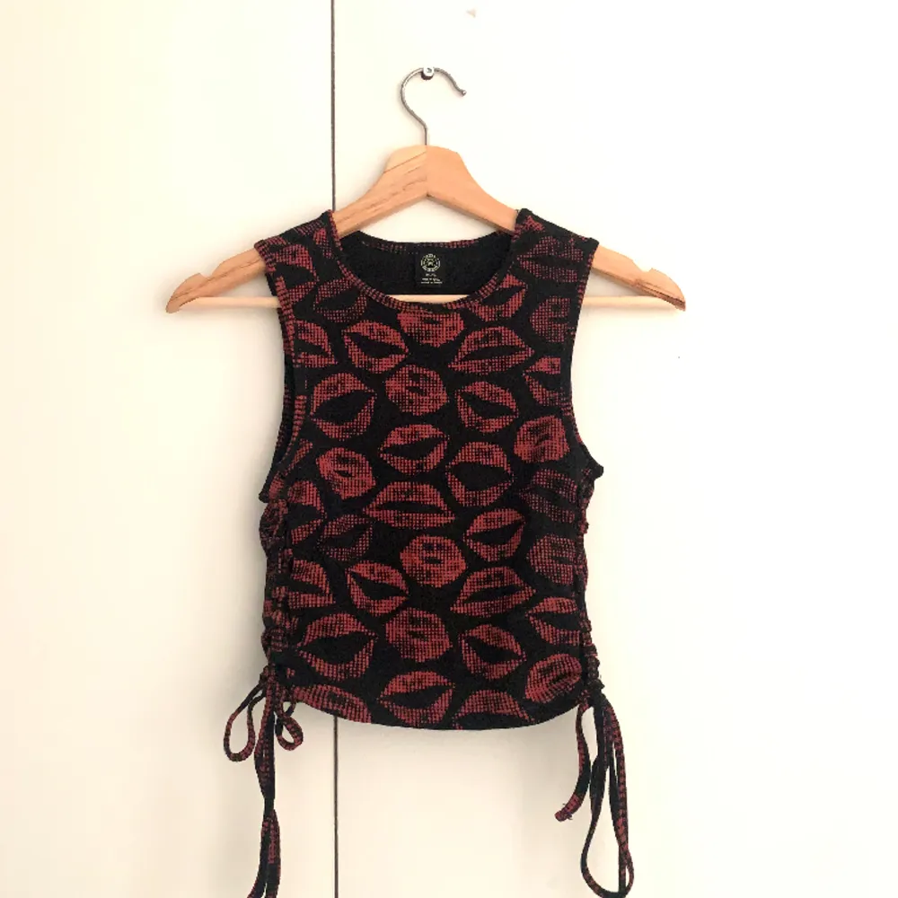Urban outfitters crop top. Size xs and in good condition. . Toppar.