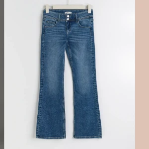 Flare pocket jeans  - Jeans från young gina i storleken 164 som även passar mig som vanligtvis har 32-34 därifrån. Använda 2 gånger och är väldigt fina💗