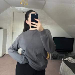 Sweatshirt med jättefin ”tvättad” grå färg! Kommer tyvärr inte till användning längre 🩷