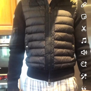 Moncler cardigan marinblå - Moncler cardigan i den mer svåra färgen att få tag i. Nästintill sprillans ny  Använd ett fåtal gånger under hösten  Inga hål inga skavanker helt perfekt Utförande ENLIGT MIG!  Storlek S  Skickas vart än önskas  Frågor och funderingar tveka inte !